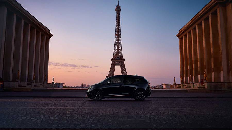 A BMW i3 oldalról fotózva Párizsban